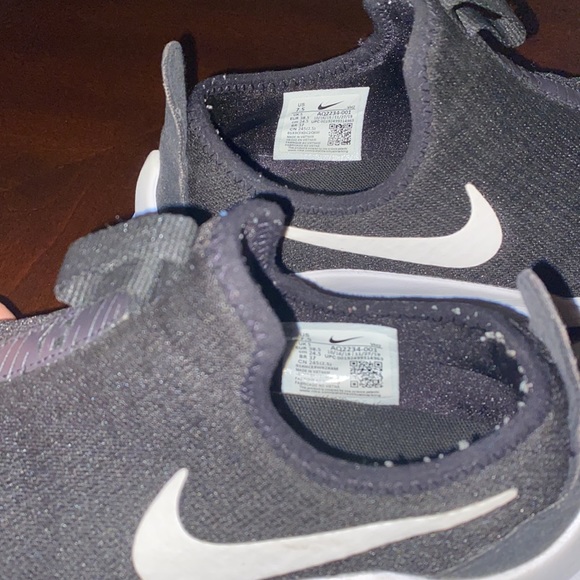 Nike women gym shoes size 7.5 US ,black in color - Picture 7 of 9